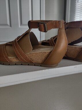 Earth Origins - padded low wedge sandals - cork tan leather cage sandals - NWOT